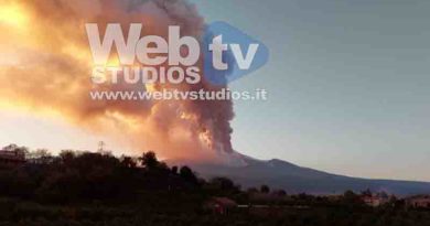 Il vulcano Etna si è svegliato e regala uno spettacolo unico