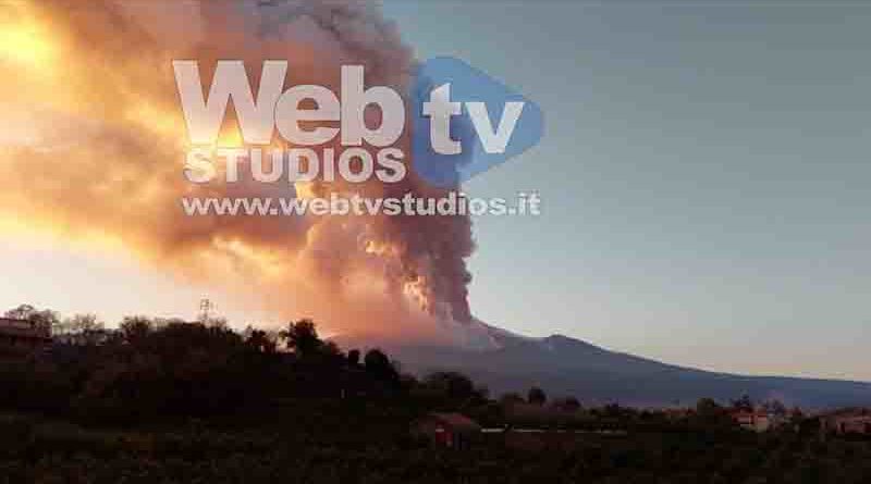 Il vulcano Etna si è svegliato e regala uno spettacolo unico