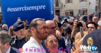 L'attore ha raggiunto lo stand in Piazza di Spagna per sostenere la campagna dedicata alla raccolta di sangue