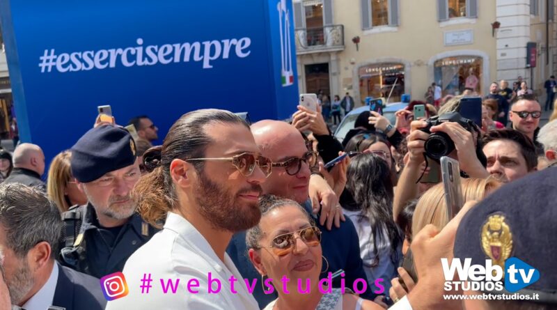 L'attore ha raggiunto lo stand in Piazza di Spagna per sostenere la campagna dedicata alla raccolta di sangue